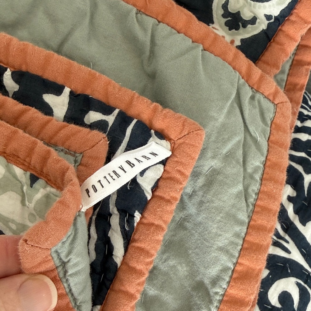 Pottery Barn Full/Queen Quilt and Standard Shams - Picture 6 of 13